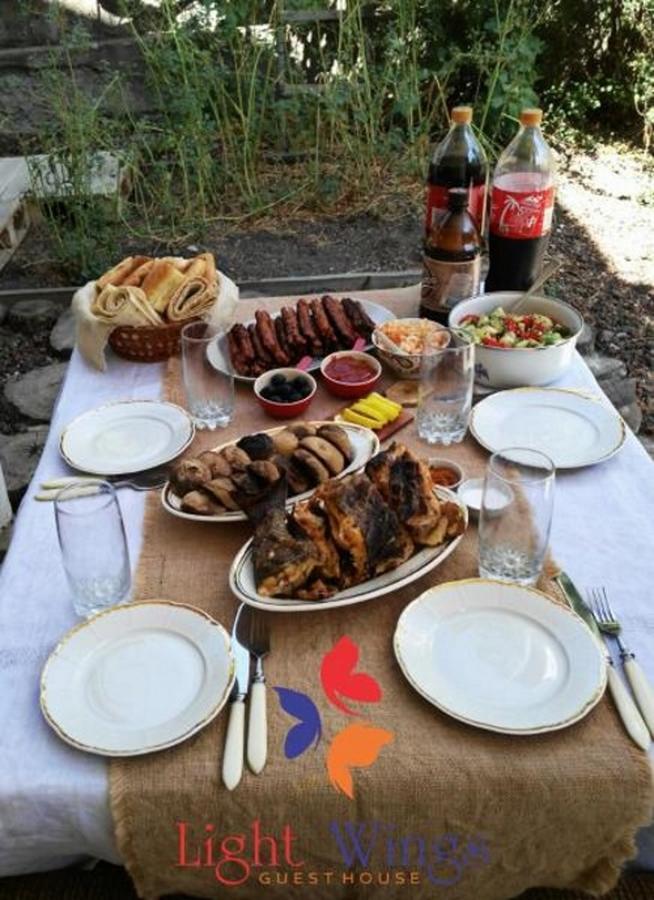 Light Wings Family Guesthouse Yerevan Exterior photo